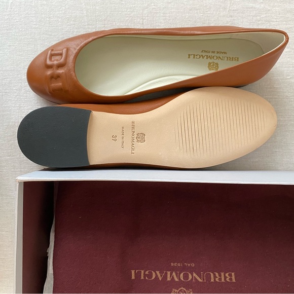 Brand new flats purchased on final sale but are too small. - Picture 3 of 3